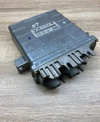 Opel Vectra B Engine control unit/module ECU 90464735 0281001335