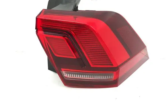 Volkswagen Tiguan Rear/tail lights 5NA945312 205805