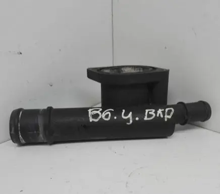 Volkswagen PASSAT B6 Engine coolant pipe/hose 038121132G