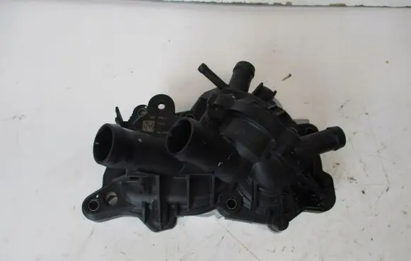 Volkswagen PASSAT B8 Water pump 04E121042Q