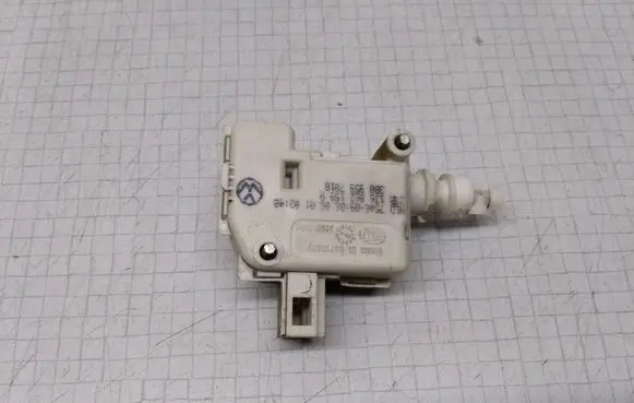 Volkswagen Golf IV Central locking motor 1J6862159A 3B0959781B