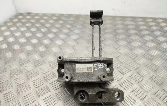 Volkswagen PASSAT B8 Engine mount bracket 3Q0199262J