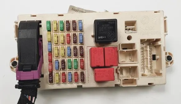 Alfa Romeo 159 Relay mounting block 50507093