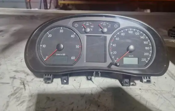 Volkswagen Polo IV 9N3 Speedometer (instrument cluster) 6Q0920825F