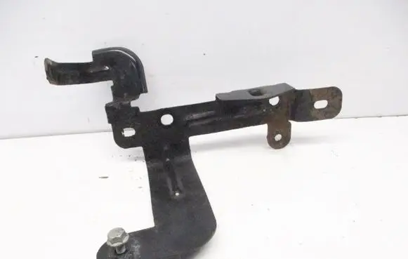Nissan Qashqai Engine mounting bracket