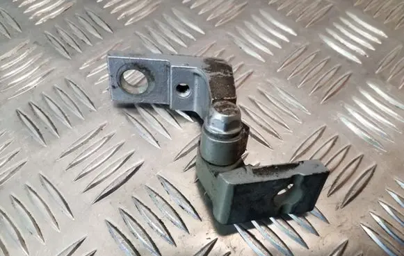 Volkswagen Touran I Rear door upper hinge