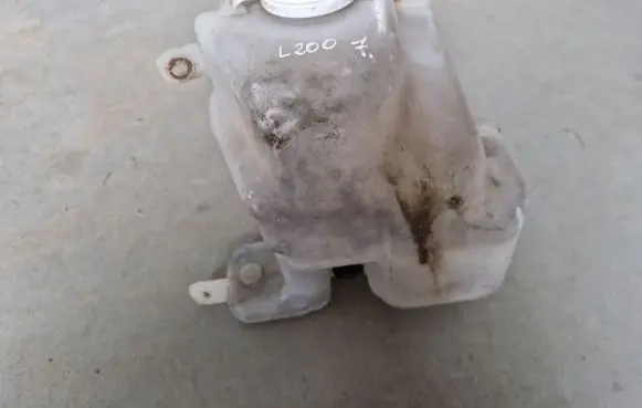 Mitsubishi L200 Windshield washer fluid reservoir/tank