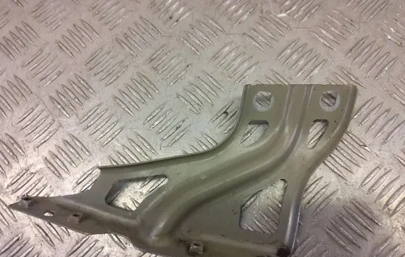 Audi Q3 8U Fender mounting bracket 8U0821135