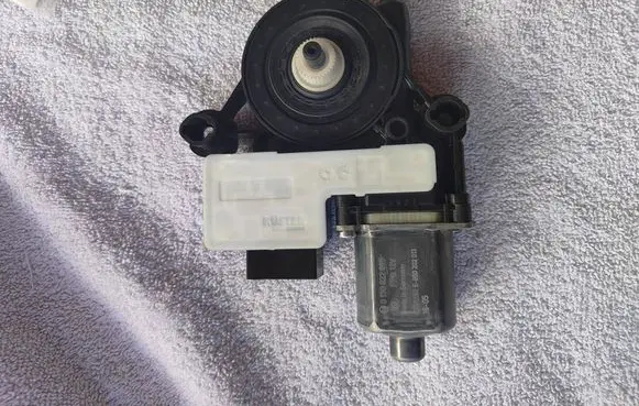 Volkswagen Golf VII Rear door window regulator motor 5Q0959811