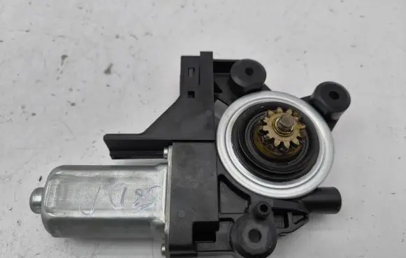 Volvo V70 Front door window regulator motor 970714