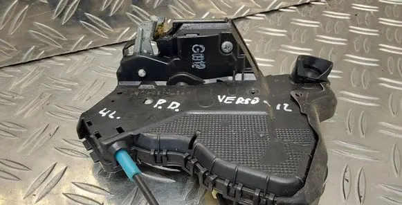 Toyota Verso Front door lock