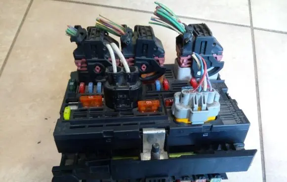 Peugeot 308 Fuse module 9664706280 NE67983