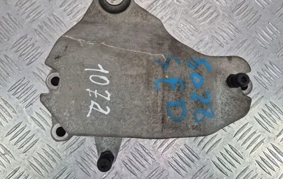 Mercedes-Benz CLA C117 X117 W117 Engine mounting bracket A2702230002