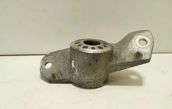 Volvo XC40 Front shock absorber mounting bracket 31476914