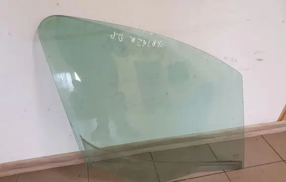 Peugeot Partner Front door window glass four-door