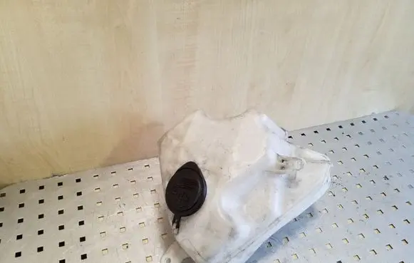 Toyota Prius (XW20) Windshield washer fluid reservoir/tank 060851145