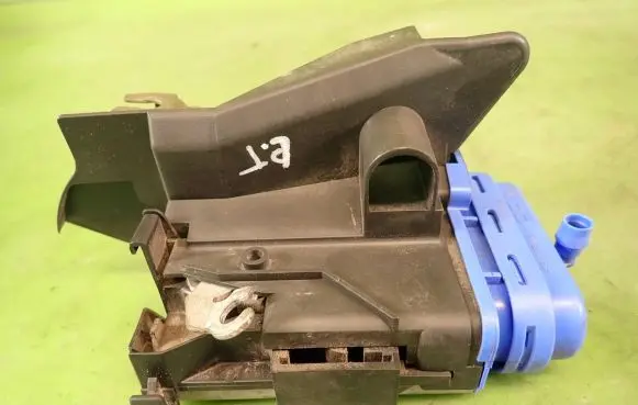 Audi A4 S4 B5 8D Rear door lock 8D0839015A