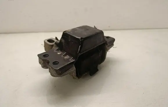 Volkswagen PASSAT B7 Engine mount bracket 3C0199355