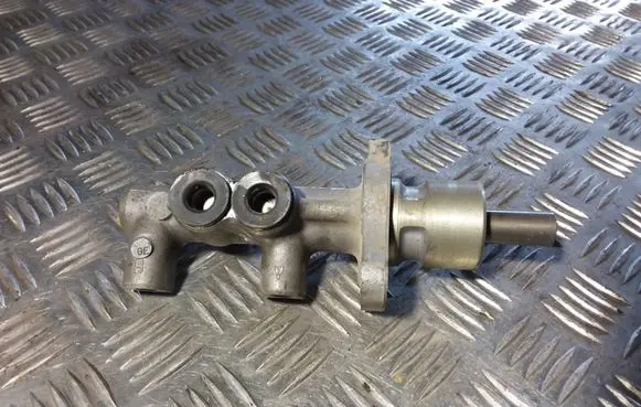 BMW 3 E36 Master brake cylinder 1158940