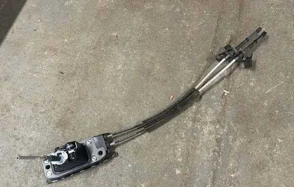 Volkswagen Polo VI Gear shift cable bracket 
