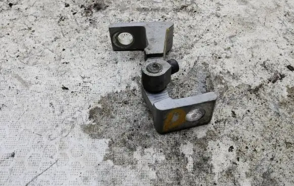 Volkswagen Golf Sportsvan Front door lower hinge 8K0831402K A046574