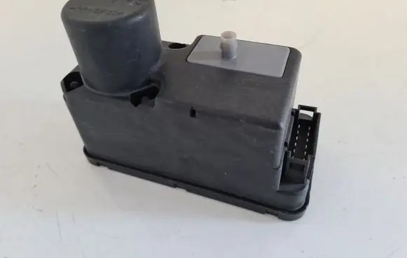 Volkswagen PASSAT B4 Central locking vacuum pump 1H0962257E