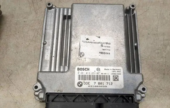 BMW 5 E60 E61 Engine control unit/module 0281013253 7801712 031083259