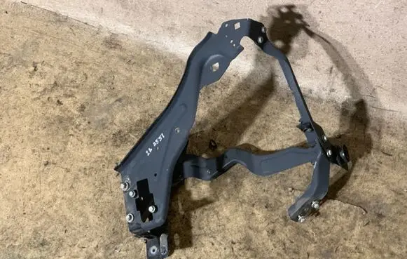 Mercedes-Benz C W204 Headlight/headlamp mounting bracket A2048800130