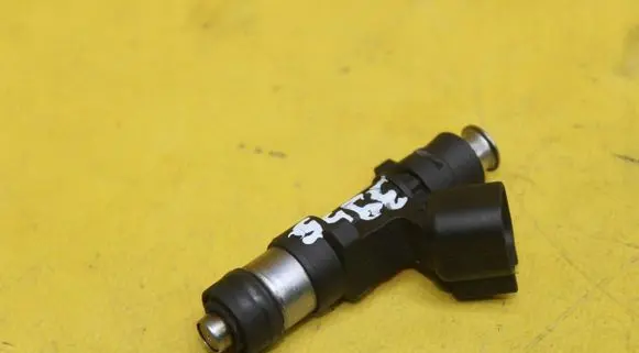 Ford Focus Fuel injector 8653891