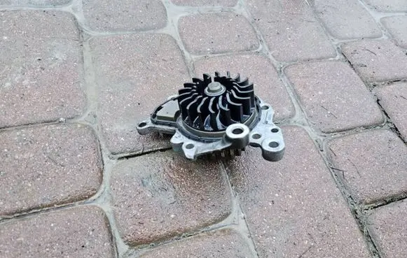 Opel Combo E Water pump Z16001023