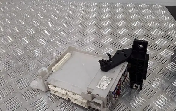 Toyota Prius (XW30) Fuse module 8273047520