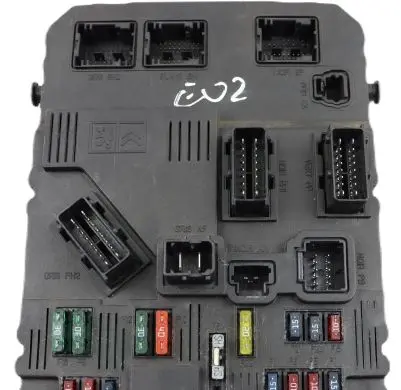 Peugeot 206 CC Fuse module 9650584680 S118085220B E0200