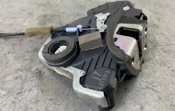 Honda CR-V Front door lock J72I1313