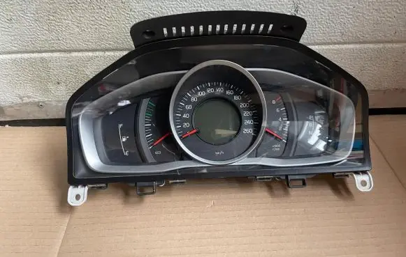 Volvo V60 Speedometer (instrument cluster) 31453086