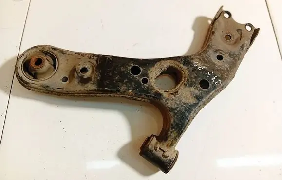 Toyota Avensis T270 Front lower control arm/wishbone 