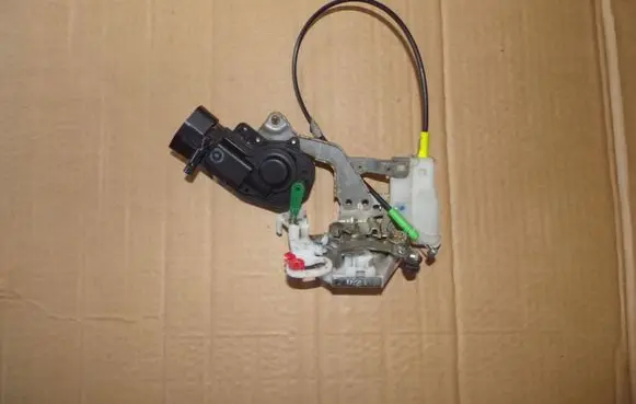 Peugeot 107 Front door lock 