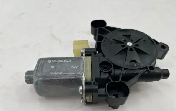 Audi A3 S3 8V Front door window regulator motor 5Q0959802B