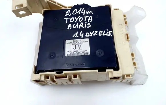 Toyota Auris E180 Fuse module 63583366 8273012X70A