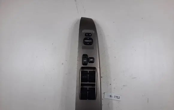 Toyota Prius (XW20) Electric window control switch 8482047050