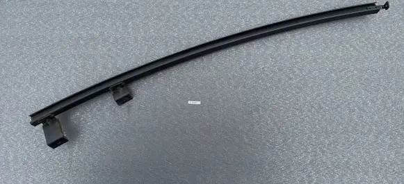 Nissan Terrano Rear door window/glass frame 8222383G00