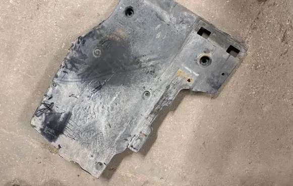 Volkswagen Golf VII Engine splash shield/under tray 5Q0825505B