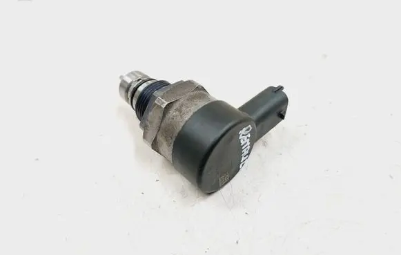 Renault Koleos I Fuel pressure regulator 8200610770 27747367 0281002300