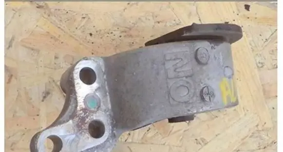 Nissan Almera Engine mount bracket