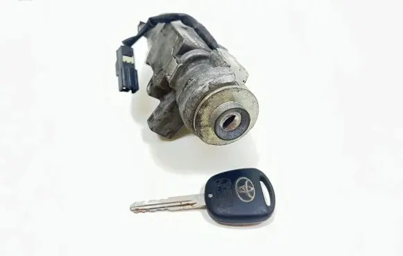 Toyota Avensis T220 Ignition lock 450200504 N05015178