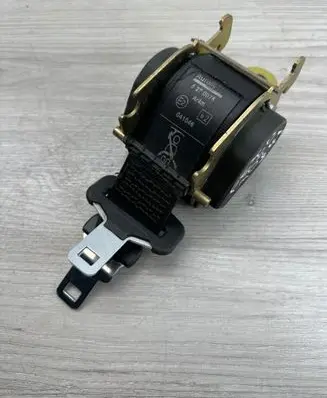 Middle seatbelt (rear)