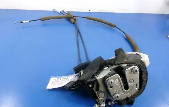 Nissan Juke I F15 Front door lock