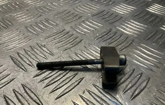 Mercedes-Benz E W211 Fuel Injector clamp holder