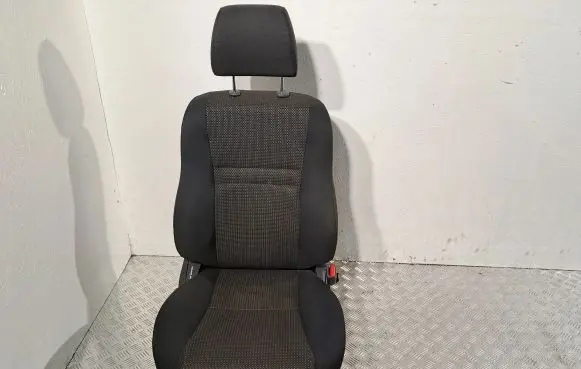 Toyota Avensis T250 Front passenger seat 7110005B10B1 7107305700B0