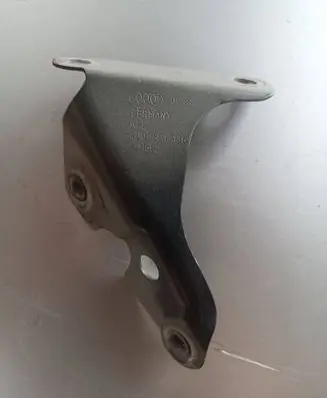 Audi Q7 4L Fender mounting bracket 4L0821136