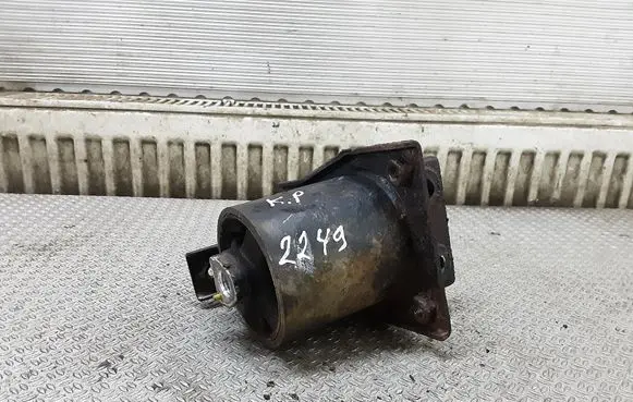 Hyundai Getz Engine mount bracket
